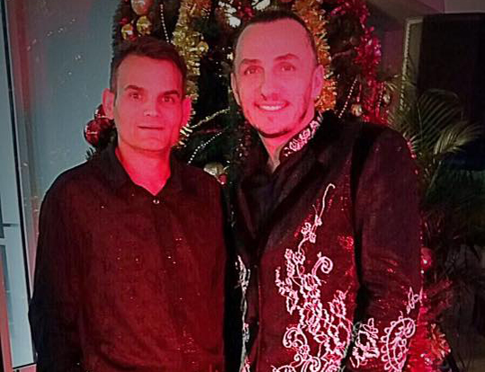 The show must go on! S-a rupt scena cu el în timpul concertului, dar a continuat să cânte