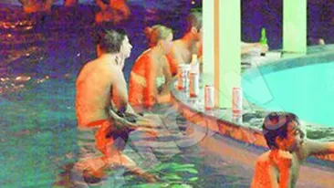 Distractie de noapte in parcul acvatic din Mamaia! Scene fierbinti si bere la o baie in nocturna
