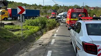 Accident grav în Maramureș! 10 persoane au ajuns la spital, după ce un microbuz și un autoturism s-au ciocnit