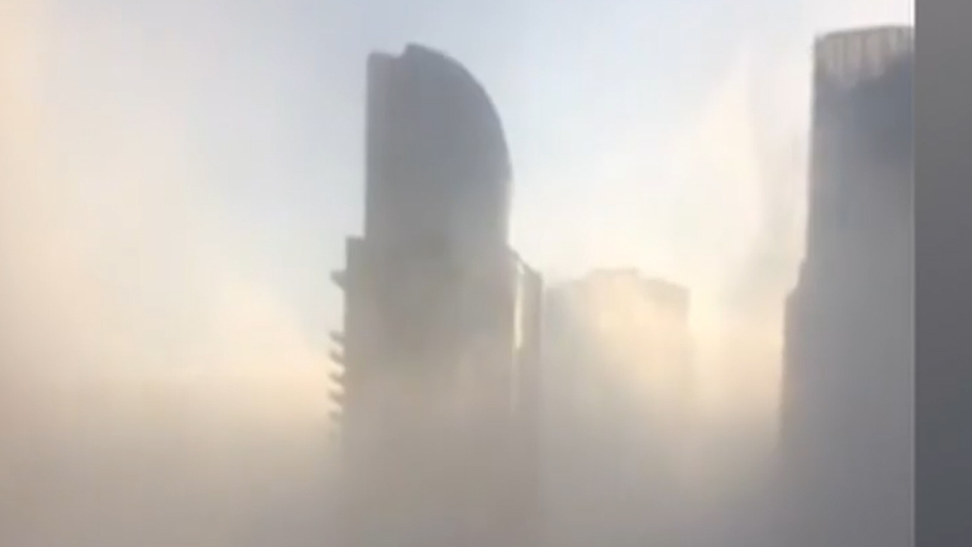 Fenomen rar în Dubai! Ceaţa a învăluit oraşul, iar aeroportul a fost paralizat