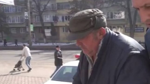 Un bărbat din Suceava și-a ucis tatăl într-un mod cumplit! I-a dat foc bătrânului de 86 de ani și s-a uitat la el cum se tăvălește în chinuri