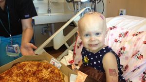 Mesajul care a emotionat o lume intreagă! Ce a scris o fetită bolnavă de cancer pe geamul salonului din spital