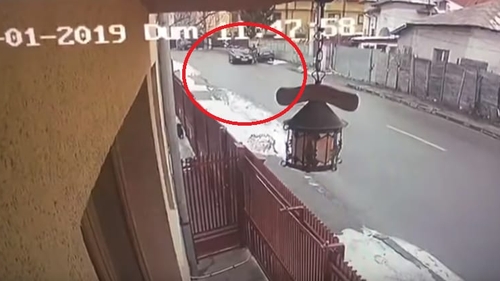 VIDEO ȘOCANT. Un piteștean și-a călcat soacra cu mașina, din răzbunare. Bărbatul a fost reținut