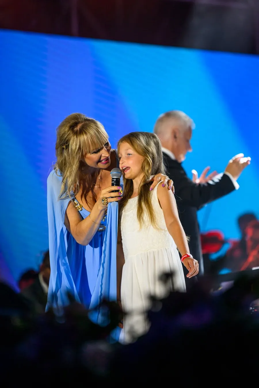 Simona Florescu, pe scenă, alături de nepoțica sa, Anastasia.