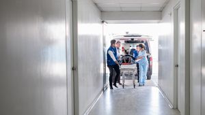 O bătrână de la azilul închis din Timiș a murit la spital. Familia spune că nu a primit tratament