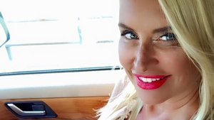VICA BLOCHINA a încercat să îşi pupe fanii, însă a fost aspru criticată de către toată lumea: „Doamne fereşte!“