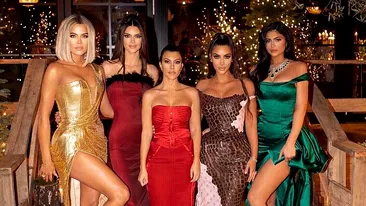 Incredibil! Surorile Kardashian își vând hainele second hand la prețuri de nouă ori mai mari decât în magazine