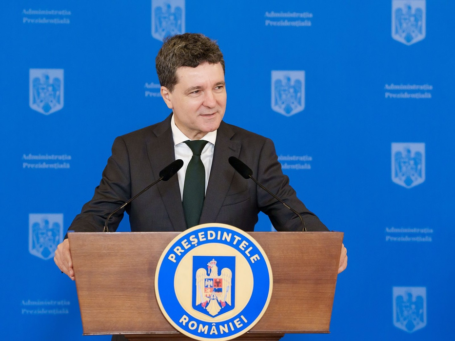 Nicușor Dan, surprins în pijamale pe stradă, în miezul zilei. Imaginile care s-au viralizat