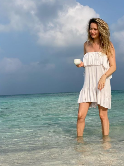 Imaginea de milioane cu Laura Cosoi! Goală în așternuturi, dimineața, în Maldive: ”Nu îmi ajunge somnul!”
