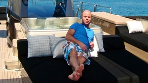 NUUU Gateste, se balaceste in piscina si se bronzeaza pe yacht. Vezi cum petrece Nicu Gheara in aceasta vara