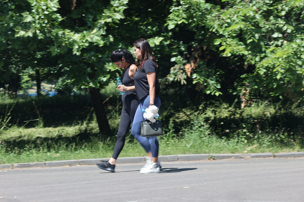 Roxana Dobre și amica ei, la pas, spre restaurant, prin Herăstrău (Foto: CANCAN.RO)