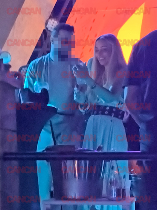 Oana Monea de la Insula Iubirii, abordată la ceas de seară.