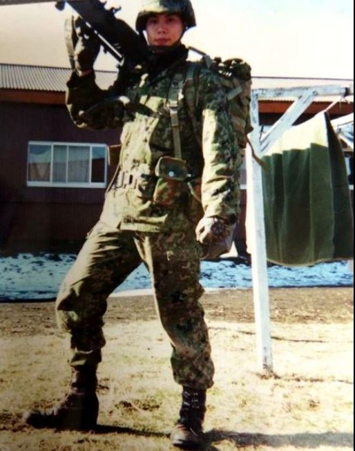 Tanaka, în urmă cu mulți ani, când efectua serviciul militar