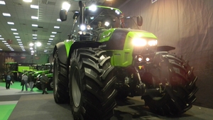 Cel mai tare tractor e in Bucuresti! Costa peste 130.000 de euro si are un interior care rivalizeaza cu o nava spatiala!