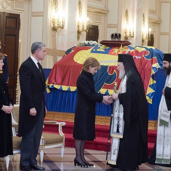Trupul neînsufleţit al fostului monarh este depus la Palatul Regal din Bucureşti! România îşi plânge Regele! Imagini LIVE de la funeralii