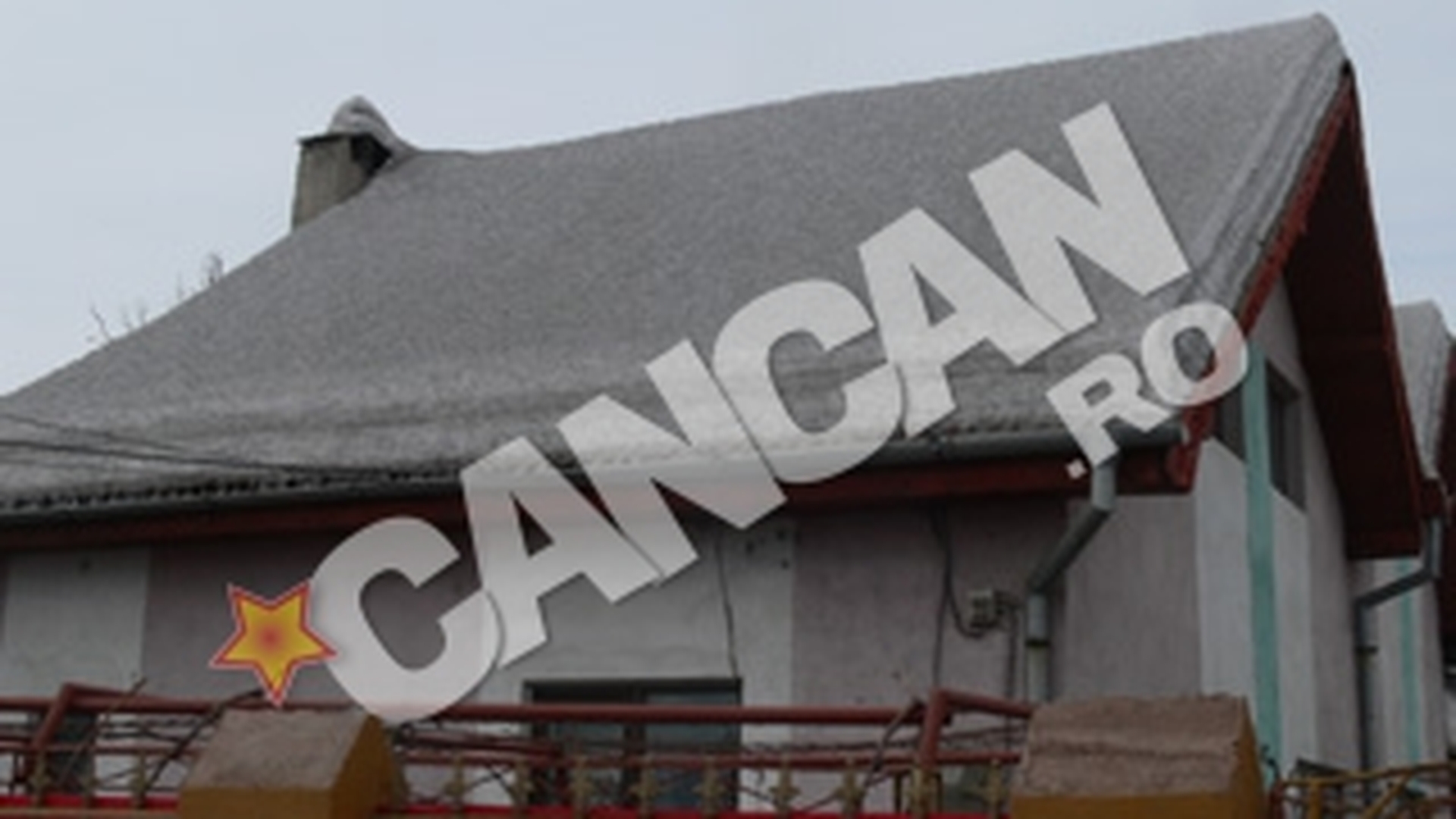 Suparare in Mehedinti! Fumul de la termocentrala a innegrit zapada si casele