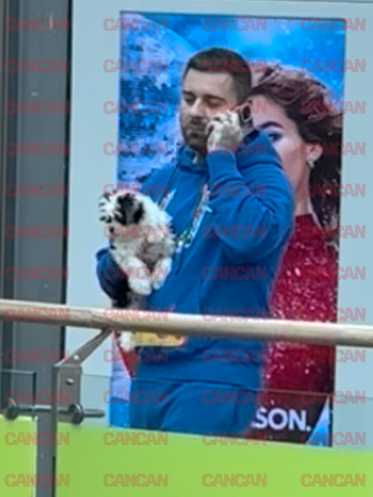 TJ Miles vorbește la telefon cu cățelul în brațe