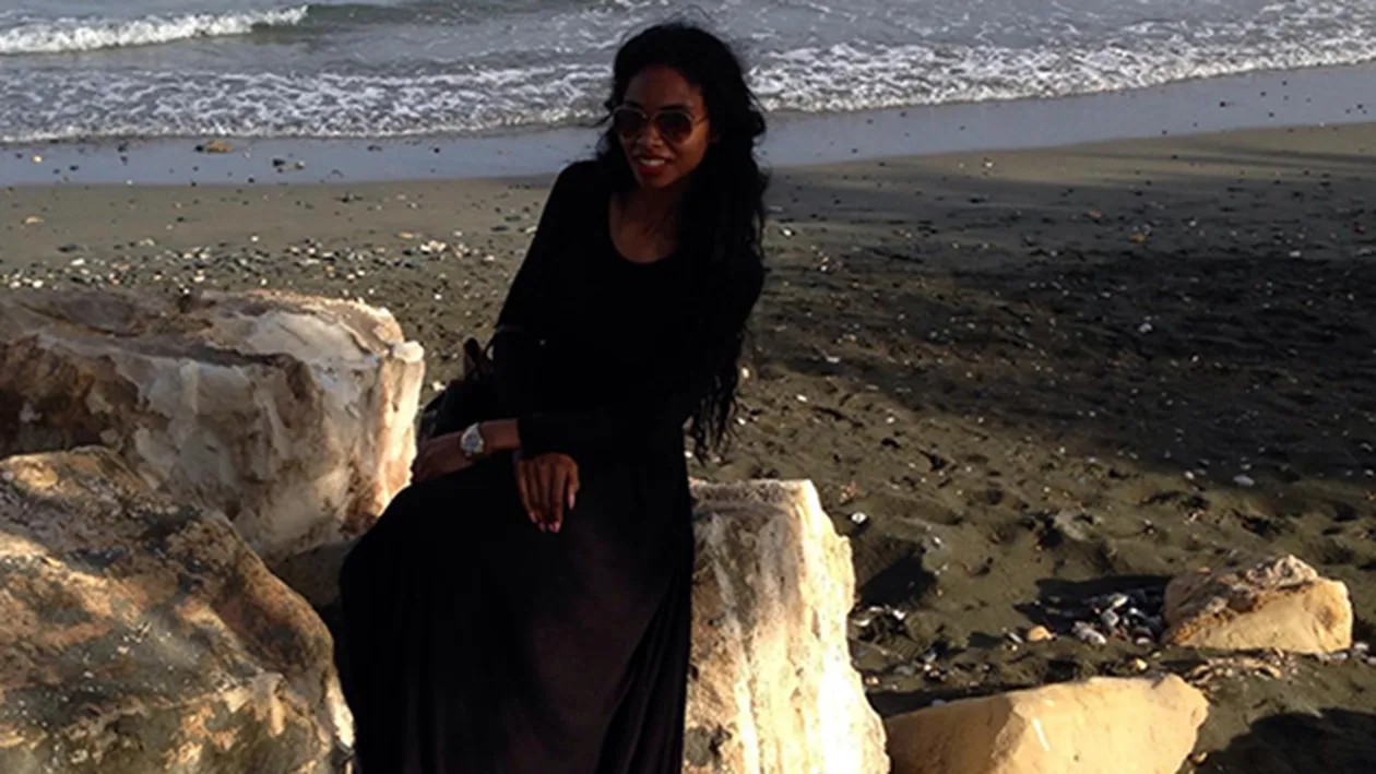 Transformare HORROR de look! Mulatra Laurette s-a vopsit... BLONDA! O sa-ti vina sa razi pe burta cand vei vedea pozele astea!