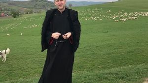 Preotul Cristian Pomohaci, făcut praf după ce a încercat să corupă un minor. “Locul lui e la puşcărie, să fie acolo pe post de femeie!”