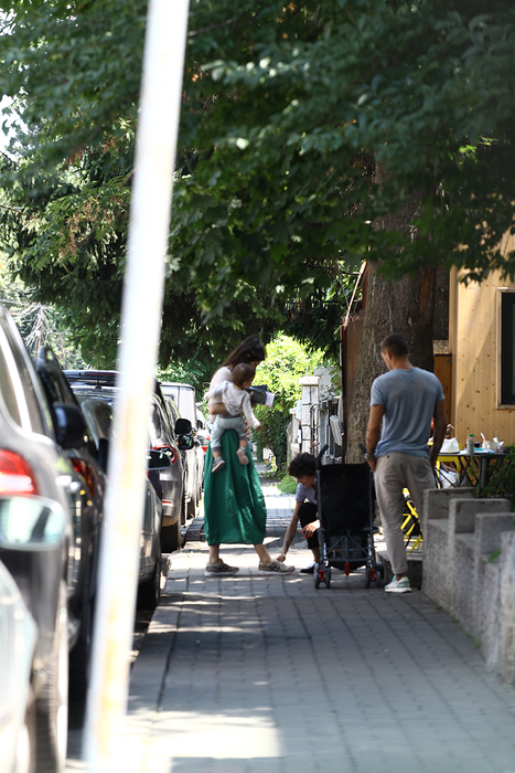 Alice ia copilașul în brațe, moment în care este ajutată de prietena ei
