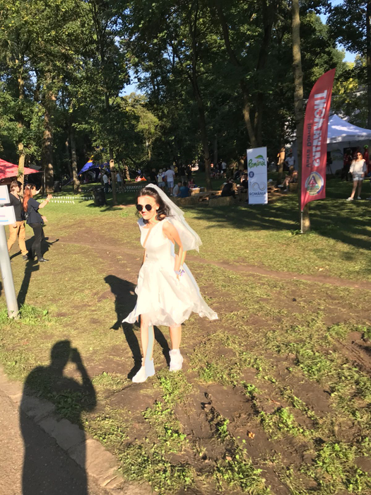 Nu au putut sta departe de UNTOLD. S-au căsătorit la Primărie, după care… Cum au apărut doi tineri la cel mai mare festival din Europa