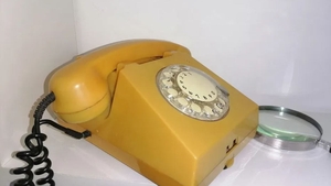 Tu mai ai așa ceva acasă? Cu cât se vinde celebrul telefon cu disc din anii 1980, acum, în 2023