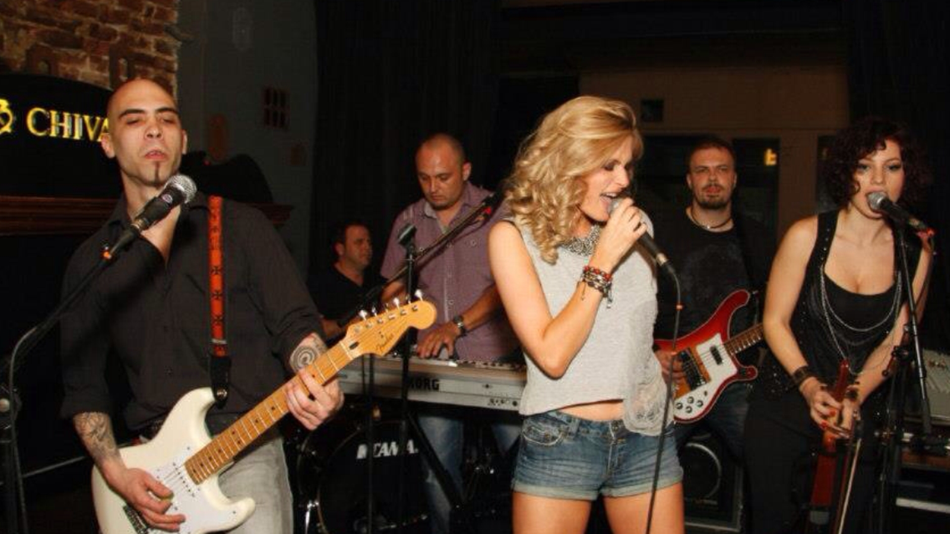 Relansare cu... cantec! Alina Crisan revine in forta pe scena muzicala cu o imagine fresh si o super-trupa in spate!