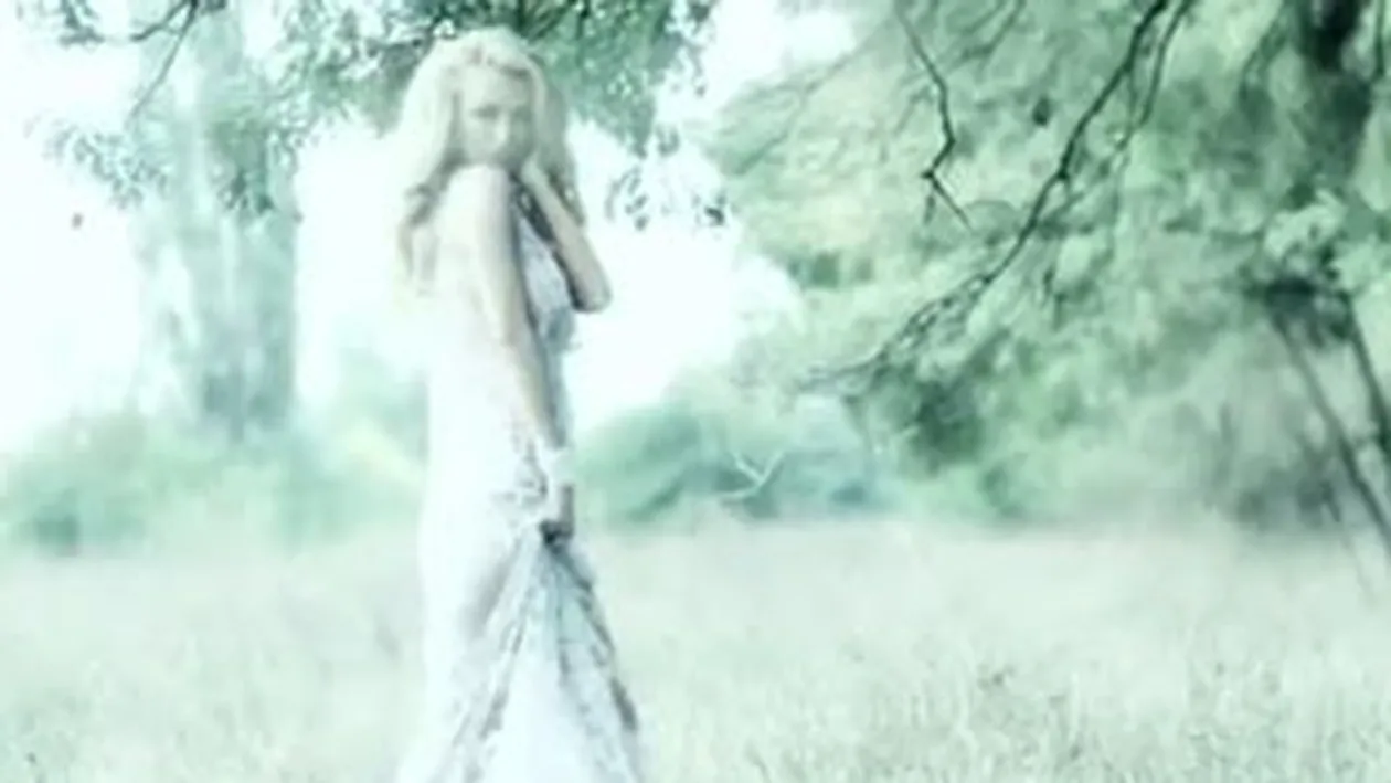 Andreea Balan, scene lesbi cu dansatoarele ei! Le pipaie pe sani si pe fund imbracata intr-o rochie prin care se vede absolut tot