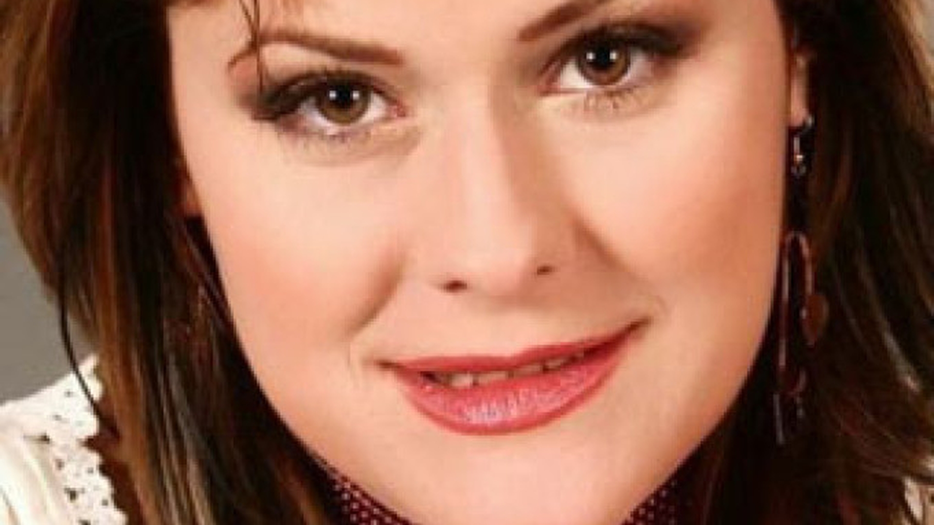 Un an de la moartea Malinei Olinescu: mormantul artistei a fost acoperit de flori la parastasul de 12 luni, facut de apropiati