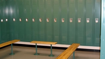 Un elev din Craiova încuiat în vestiarul căminului de către un pedagog a sunat la 112 ca să scape!