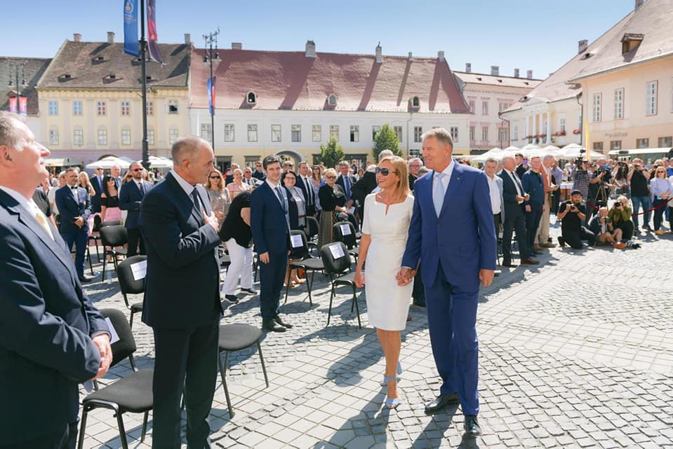 Carmen Iohannis, apariţie răvăşitoare la braţul preşedintelui Klaus Iohannis. Ţinuta care a întors capete