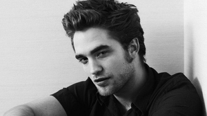 Kristen Stewart o sa innebuneasca de furie! Robert Pattinson, surprins in timp ce se saruta cu o blonda, intr-un lift