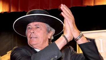 Alain Delon pare ca nu imbatraneste - pus pe sotii si la 76 de ani!