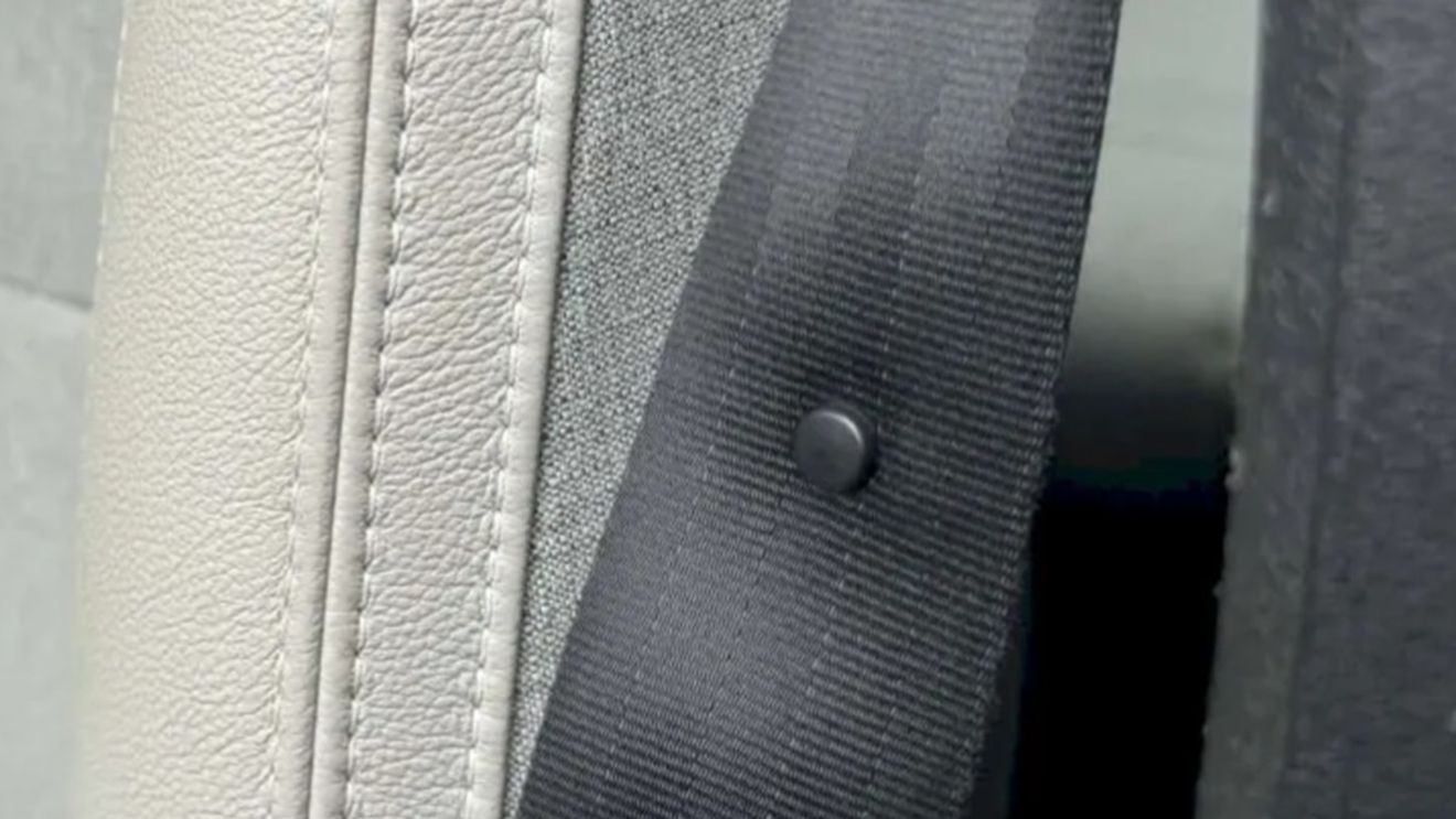 Puțini șoferi știu. La ce folosește butonul de pe centura de siguranță