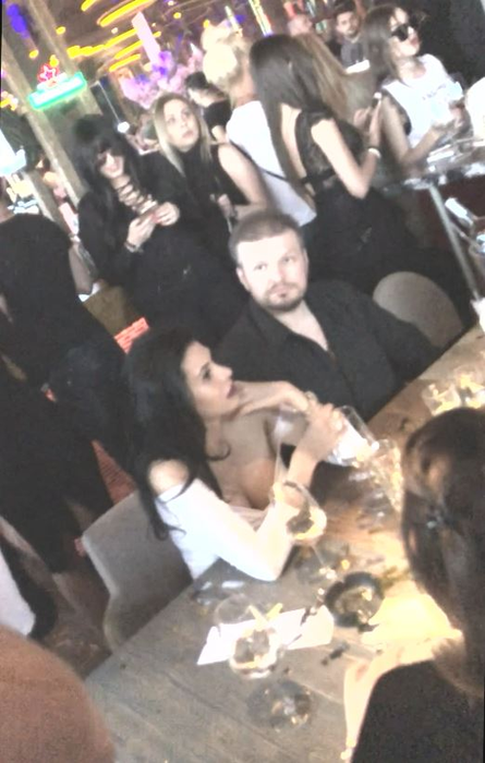 Diana și Claudiu, la o discuție într-un club din Capitală