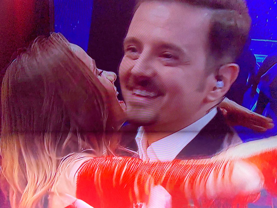 Mihai Petre a cedat! A mers la concurenta sexy de la Românii au Talent, a îmbrăţişat-o şi… Florin Călinescu a luat foc: “Elwira, am ceva să îţi spun”