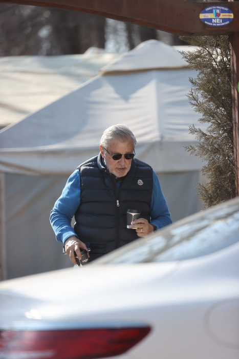 Ilie Năstase a ieșit din restaurant cu două cafele "la pachet" (Foto: CANCAN.RO)