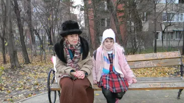 Cea mai bătrână mamă din România a hotărât ce facultăţi va urma fiica ei, Eliza! Vezi ce fac de Crăciun cele două!