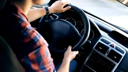 Tânărul din România care a devenit viral pe Tik Tok dezvăluie cât câștigă un șofer pe Uber în Spania