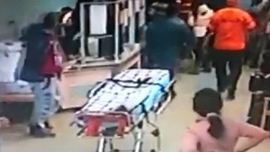 Medic agresat de părinţii unui copil. L-au bătut până ce i-a sângerat ochiul!