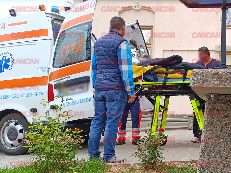 Florin Piersic este transportat din ambulanță în spital