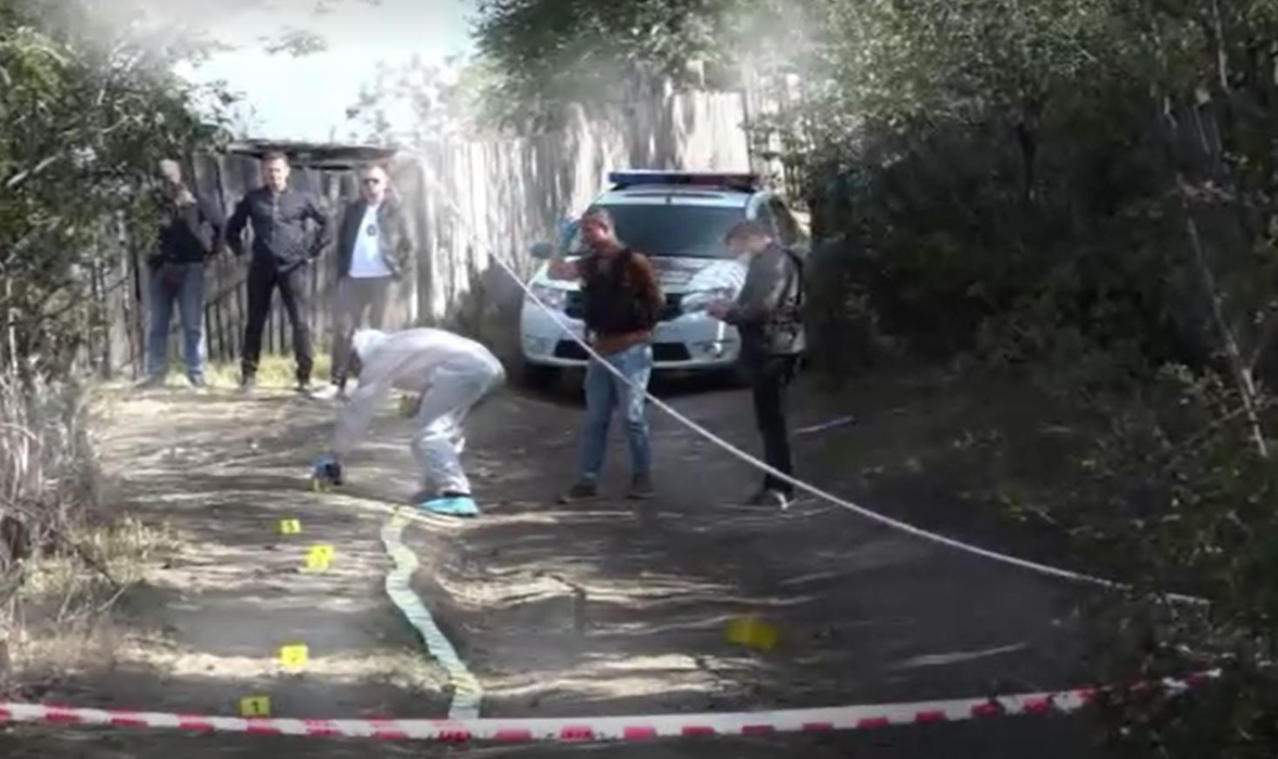 Crimă înfiorătoare în Vaslui. Trupul unui bărbat a fost găsit agățat de un gard. Criminalul l-a dezbrăcat de la brâu în jos