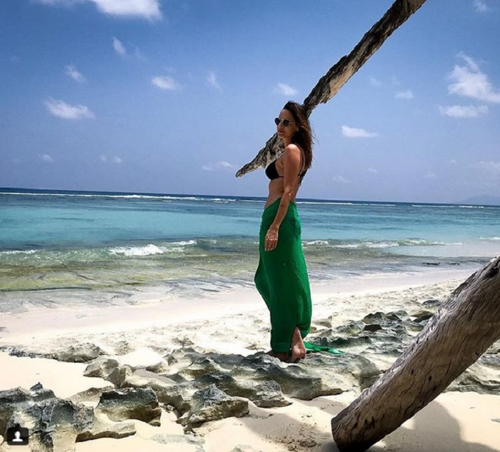 Laura Cosoi s-a pozat sexy în costum de baie, cu burtica de gravidă la vedere!