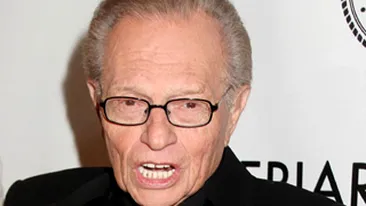 O jurnalista s-a strofocat minute in sir sa-l ridice in brate pe Larry King. Vezi daca a reusit