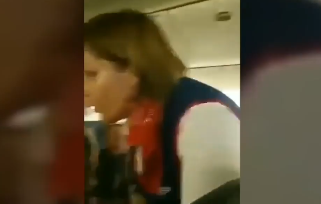 Imagini scandaloase surprinse într-un avion! Doi pasageri au făcut amor fără să le pese de cei din jur. Ce s-a întâmplat când au fost prinşi
