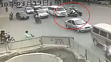 El e cu siguranta cel mai ghinionist scuterist din lume! Sau cel mai norocos?! Vezi ce-a patit...