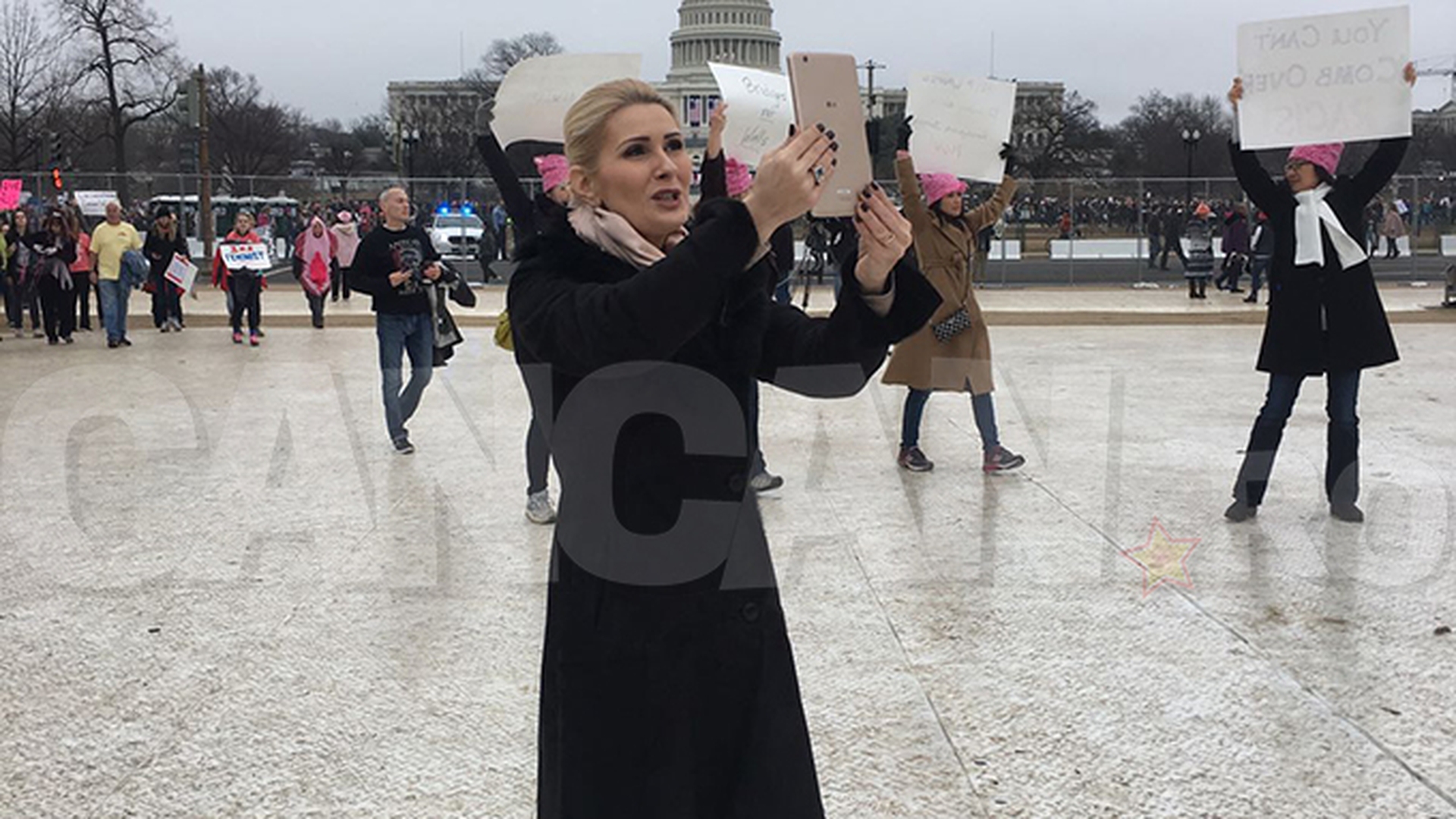 Imagini exclusive de la investirea presedintelui SUA! Cum s-a imbracat vedeta Antenei 1 la party-ul dat de Trump