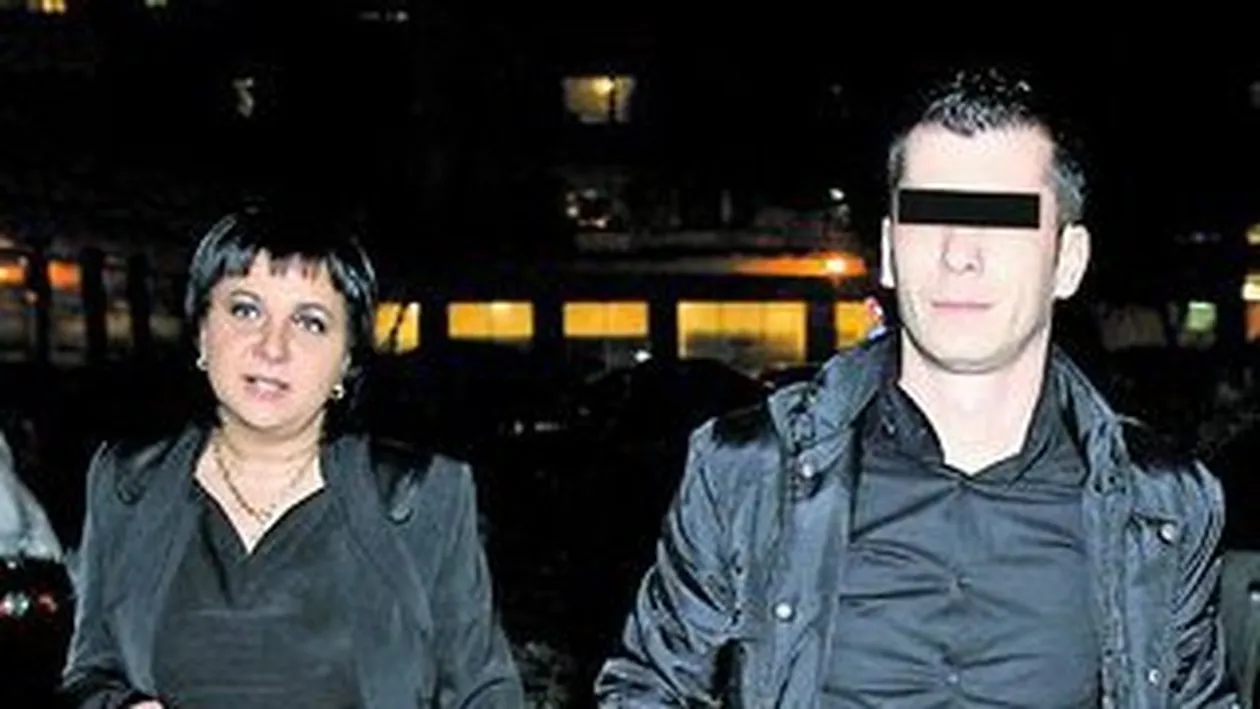 Artista nu mai iese din casa fara Cristi, vecinul care i-a devenit partener de viata. El este iubitul lui Carmen Serban!