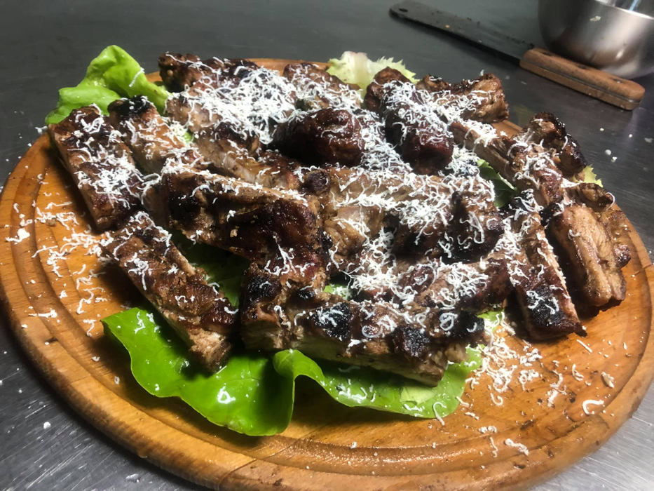 Cât costă un „platou cu draci pe el” de la terasa lui Luis Stan? Lumea se înghesuie la restaurantul celui care a rupt Tik Tok-ul