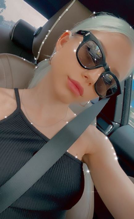 Carmen Grebenișan, surprinsă topless pe marginea unei piscine! Imaginea cu fosta concurentă de la Asia Express i-a înnebunit pe bărbați
